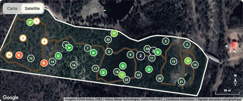 Carte satellite d'un boisé de 4,8 ha dans l'app Web Fyri : contour, sentiers, points d'observation numérotés et observations de faune et de flore.